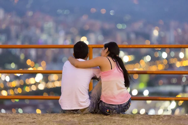 Ungt par älskare i Medellin, Colombia — Stockfoto