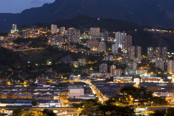 Stadsgezicht van Medellín nachts, Colombia — Stockfoto