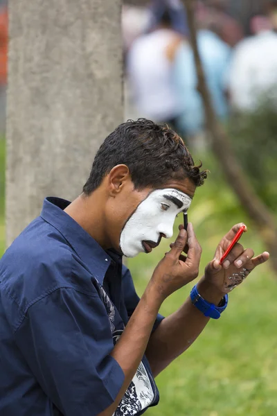 Palhaço se preparando em um parque em Medellín, Colômbia — Fotografia de Stock