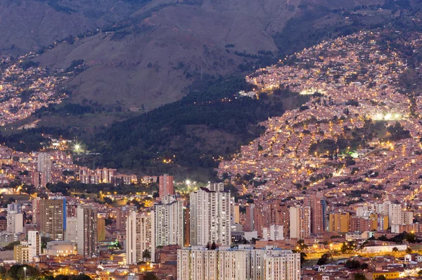 Paesaggio urbano di Medellin di notte, Colombia — Foto Stock