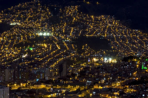 Stadsbilden i Medellin på natten, Colombia — Stockfoto