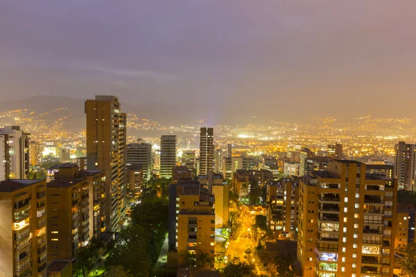 Cityscape av Medellin om natten, Colombia – stockfoto