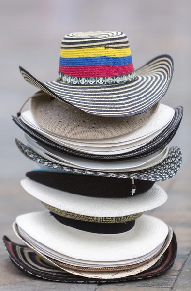 Cappelli turistici colombiani in piazza a Medellin, Colombia — Foto Stock