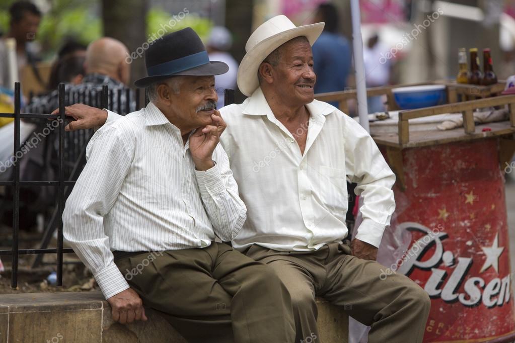 Senior colombian men sitting in a park, Medellin — Stock Editorial
