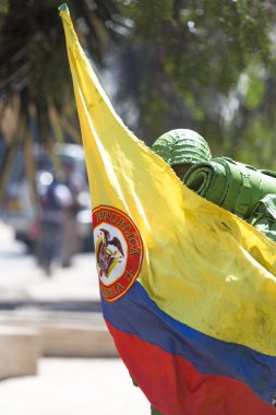 Kolombiyalı asker ve bayrak Bogota sokakta