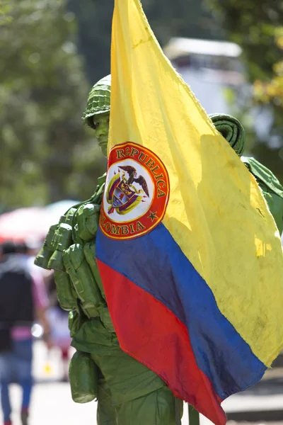 Soldado colombiano y bandera en la calle de Bogotá — Foto de Stock