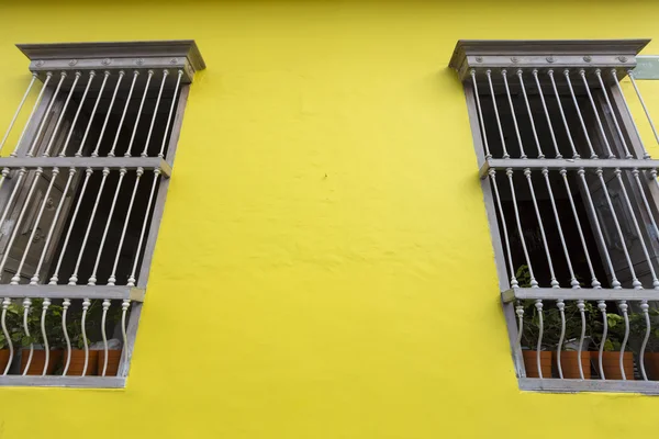 Pared y ventana de colores, arquitectura colonial en Cali —  Fotos de Stock