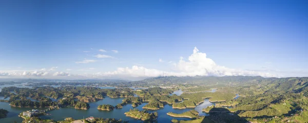 Sjöar och öar på Guatapé i Antioquia, Colombia — Stockfoto
