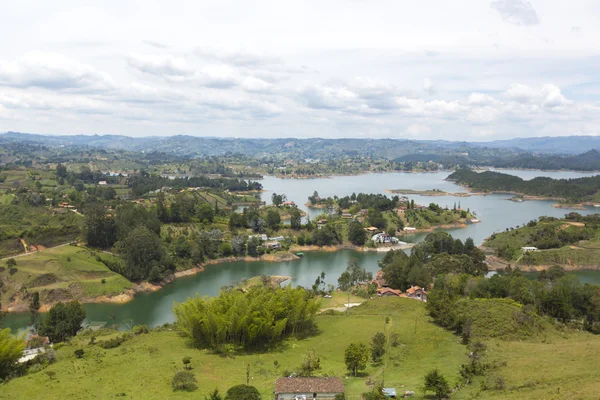 Озера і острови на Guatape в Антіокия, Колумбія — стокове фото