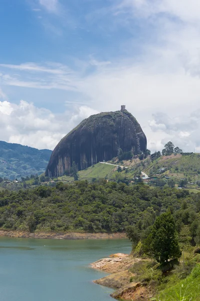 Озёра и Пьедра-эль-Пенол в Гуатапе, Антиохия, Колумбия — стоковое фото