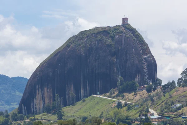 Lacs et le Piedra el Penol à Guatape à Antioquia, en Colombie — Photo