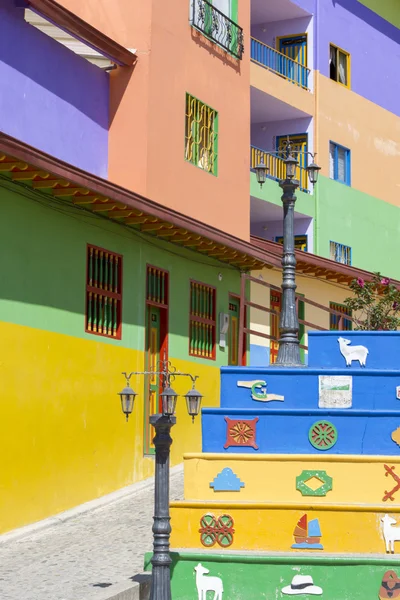 Plaza con estatua de peces de plata y fachadas de colores, Guatape — Foto de Stock