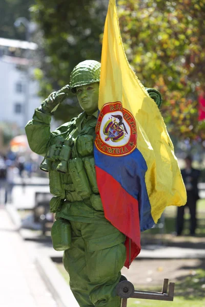 Kolumbianischer Soldat und Flagge in der Straße von Bogota — Stockfoto