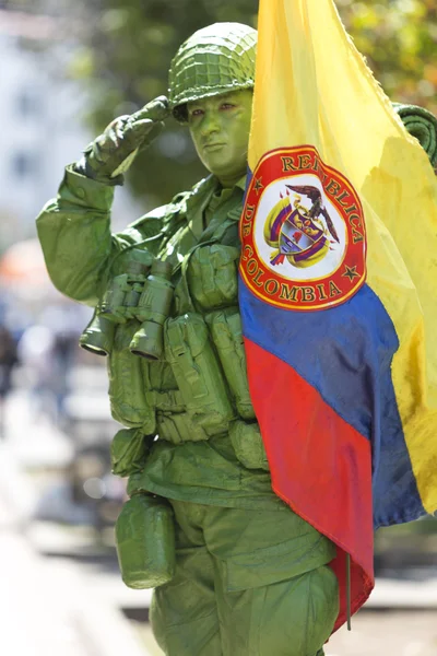 Kolumbianischer Soldat und Flagge in der Straße von Bogota — Stockfoto