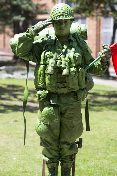 Soldado colombiano y bandera en la calle de Bogotá — Foto de Stock