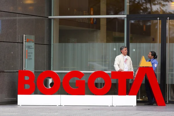 Sicherheitspersonal macht Pause vor Geschäftsbüro in Bogota, colo — Stockfoto