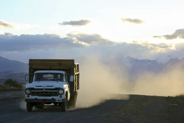 Camion voyageant sur la route de terre dans la nature sauvage de Patagonie — Photo