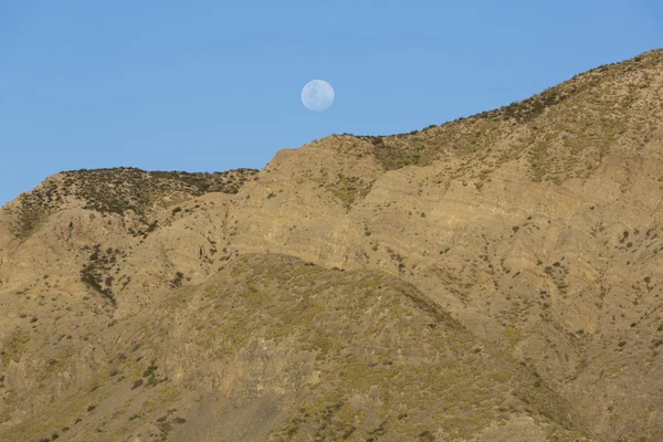 Дурацкая луна и гора в Пампа Эль Леонсито, Аргентина — стоковое фото