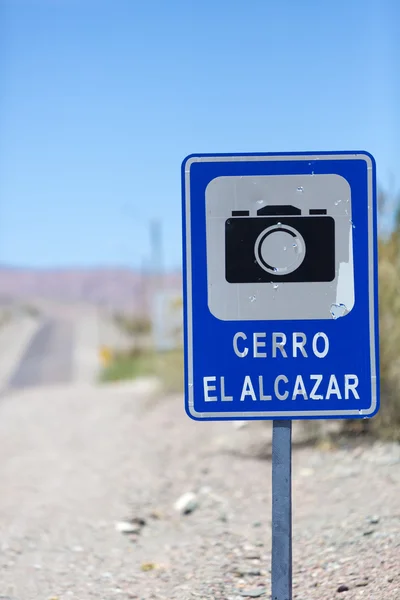 Strada con cartello al passo El Alcazar sulla ruta 40, Argentina — Foto Stock