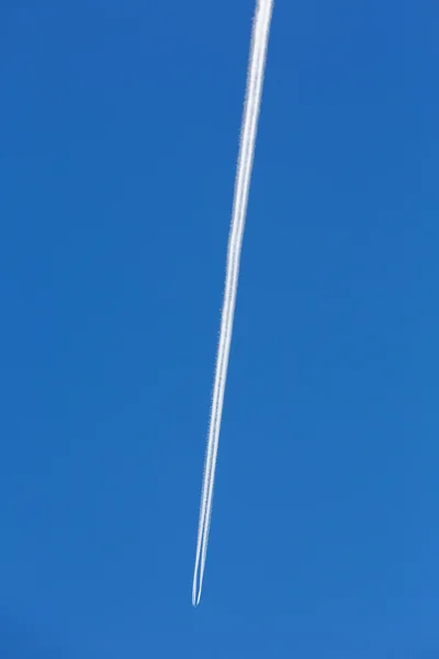 Avions laissant une trace en diagonale sur un ciel bleu clair . — Photo