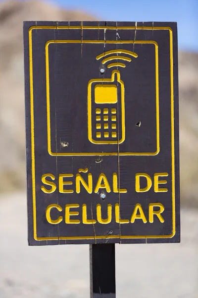 Cellular signal road sign at El Alcazar pass on ruta 40, Argenti — Stock Photo, Image