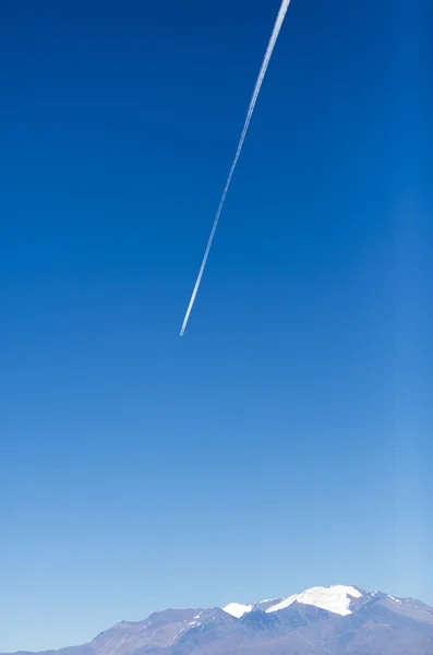 特写镜头在飞机轨迹对晴朗的蓝天与 aco — 图库照片