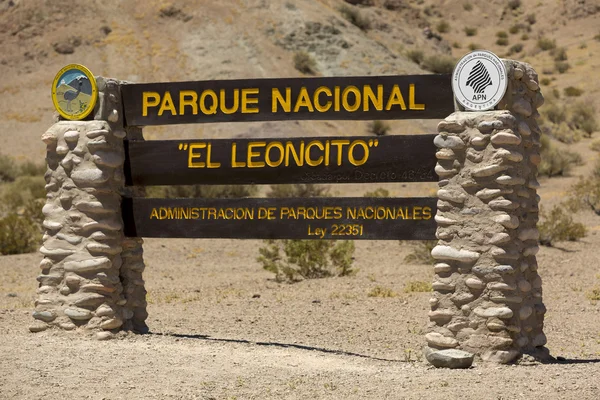 Ahşap tabelaya hoş geldiniz: El Leoncito, Arjantin — Stok fotoğraf