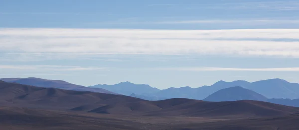 蓝蓝的天空，在阿根廷的安第斯山脉的全景 — 图库照片