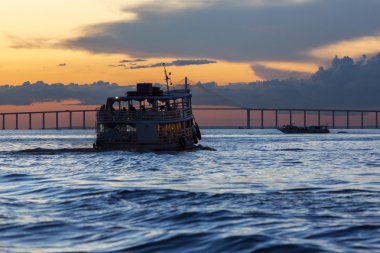 Manaus, Brezilya Rio Negro Amazon ahşap teknede silüeti