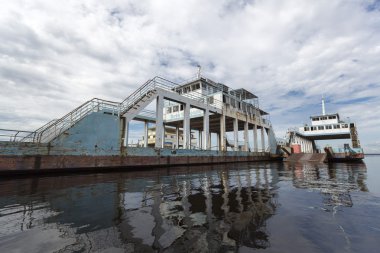 Amazon nehri üzerinde Manaus liman demirlemiş mavnalar