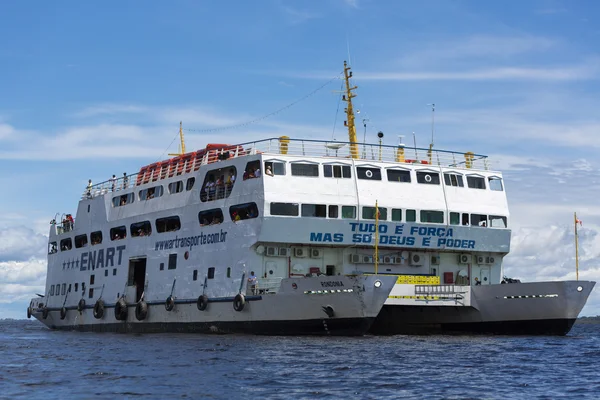 Modernes Amazonas-Passagierboot auf Rio Negro in Manaus, Brasilien — Stockfoto