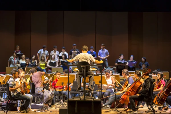 Dirigent v klasického orchestru při práci v Manaus, Brazílie — Stock fotografie