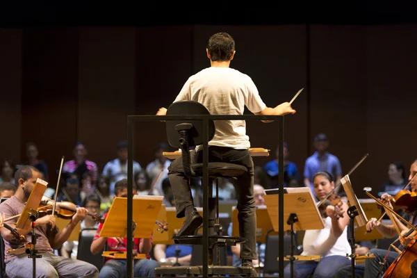 Дирижер классического оркестра за работой в Манаусе, Бразилия — стоковое фото