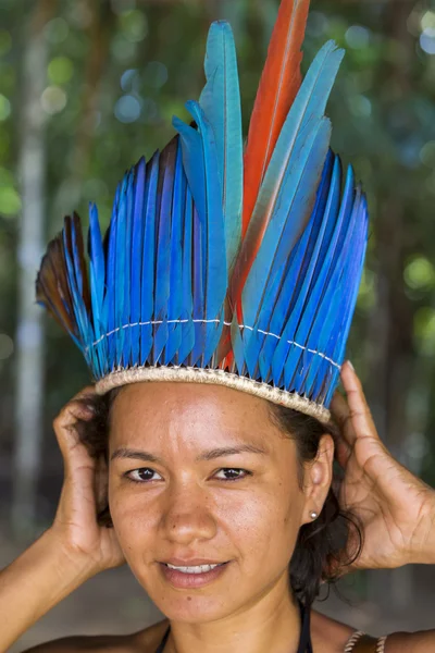 Mulher indiana brasileira bonito de tribo na Amazônia, Brasil — Fotografia de Stock