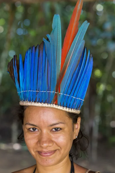 Mulher indiana brasileira bonito de tribo na Amazônia, Brasil — Fotografia de Stock