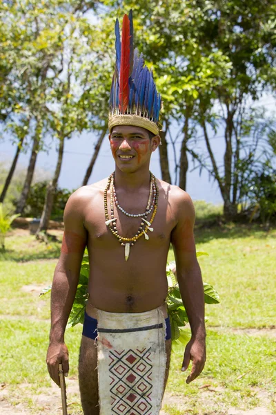 Hombre indio brasileño guapo de la tribu en Amazon, Brasil —  Fotos de Stock