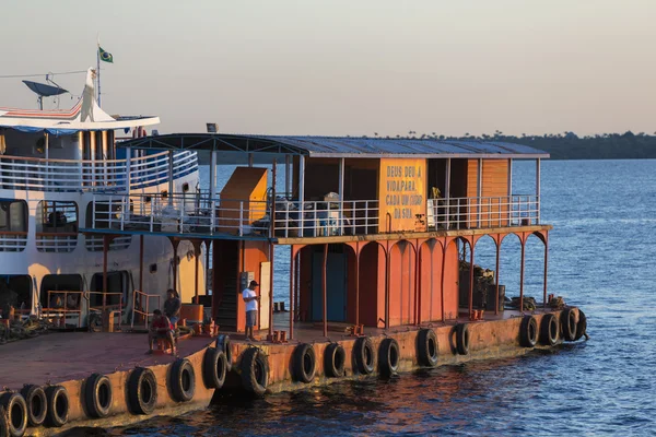 Tipica barca amazzonica in legno sul Rio Negro nel porto di Manaus, Brasile — Foto Stock