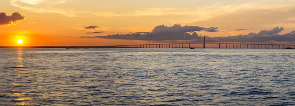 Coucher de soleil et pont Manaus Iranduba au-dessus de l'Amazone, Brésil — Photo