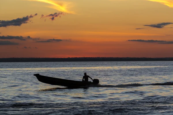 Puesta de sol y silueta en barco que cruza el río Amazonas, Brasil — Foto de Stock