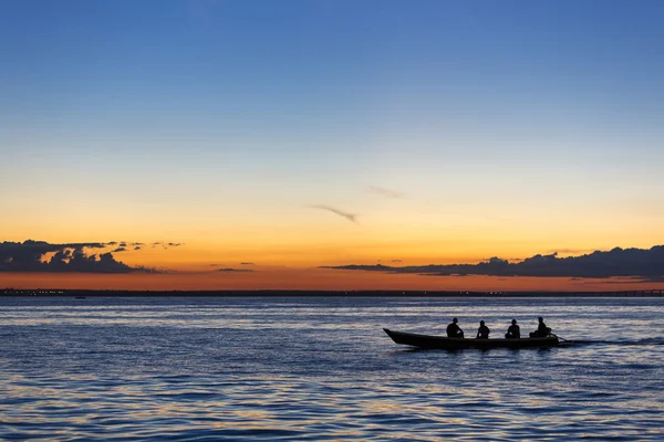 Puesta de sol y siluetas en barco que cruza el río Amazonas, Brasil —  Fotos de Stock