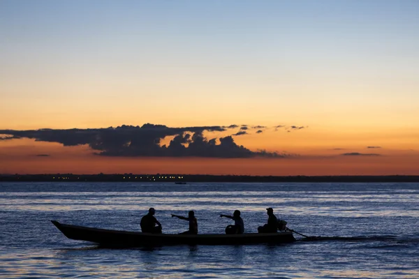 Günbatımı ve Brezilya Amazon nehri seyir teknede siluetleri — Stok fotoğraf