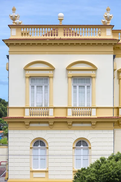 Edifício clássico colorido em Manaus com céu azul, Brasil — Fotografia de Stock