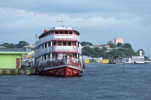 Typisches Amazonas-Holzboot auf Rio Negro in Manaus, Brasilien — Stockfoto