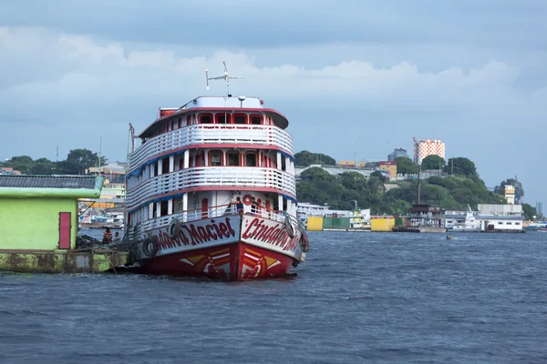 Barco de madeira típico da Amazônia no Rio Negro em Manaus, Brasil — Fotografia de Stock