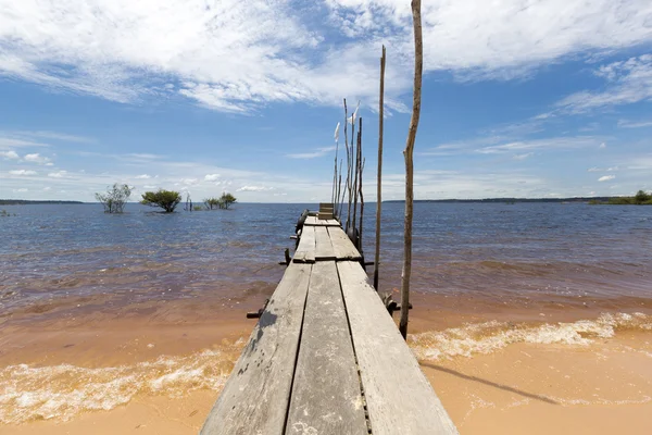 Houten pier en zand strand op de Amazone-rivier in Manaus, Brazilië — Stockfoto