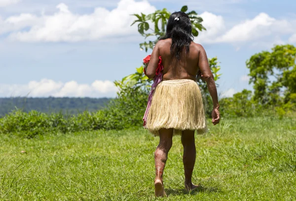Braziliaanse Indiase vrouw uit stam in Amazonië, Brazilië — Stockfoto
