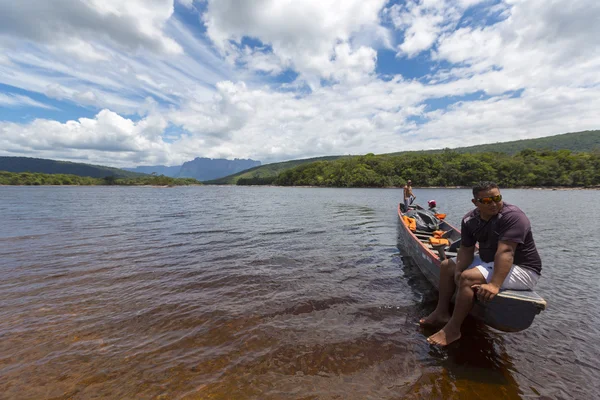 Guida venezuelana indiana in canoa, Canaima, Venezuela — Foto Stock