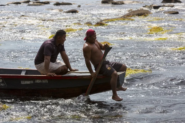 印度委内瑞拉指导在工作上独木舟，卡奈依马，委内瑞拉 — 图库照片