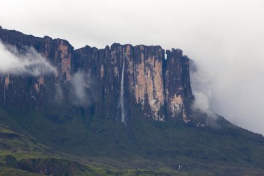 Şelaleler ve Kukenan tepui veya Mount Roraima bulutlara. Venezue