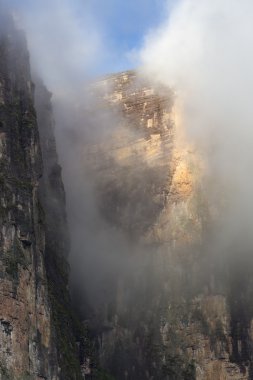Kukenan tepui veya Mount Roraima bulutlara. Venezuela